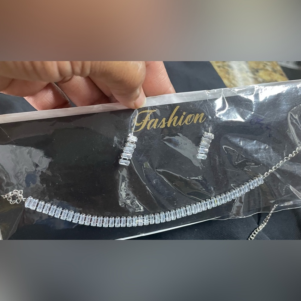 Set necklace and earrings